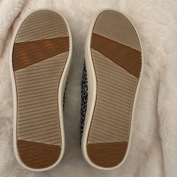 TOMS. Size 6. Color Oxford Tan Cheepard (black,white &Tan ) - Picture 4 of 8